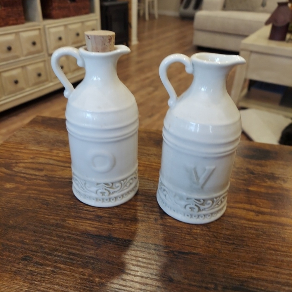 Valencia Oil and vinegar Cruet set 6"tall